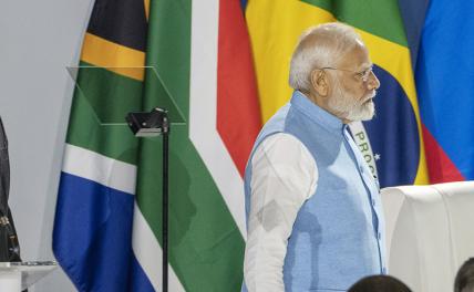 На фото: премьер-министр Индии Нарендра Моди (слева направо) на саммите БРИКС