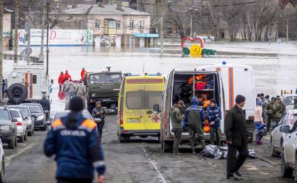 На фото: сотрудники служб экстренной помощи во время эвакуации местных жителей с затопленной в результате прорыва дамбы, Орск, Оренбургская область.