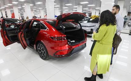 На фото: посетители у автомобиля во время открытия первого в России международного центра китайских автомобилей "Москва-Тянья".