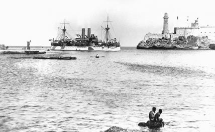 На фото: эскадренный броненосец «USS Maine» (за три недели до его взрыва) входит в гавань Гаваны 25 января 1898 года. Справа – крепость Морро Касл.
