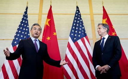 На фото: госсекретарь США Энтони Блинкен (справа) и министр иностранных дел Китая Ван И (слева)