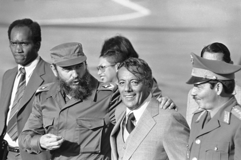 На фото: экс-президент Панамы Омар Торрихос (в центре) в качестве специального гостя президента Кубы Фиделя Кастро (слева) на 6-м саммите неприсоединения, проходящем в Гаване, 1979 год.