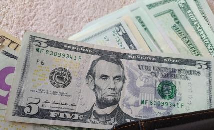 Эксперт пояснил, почему курс доллара упал к рублю
