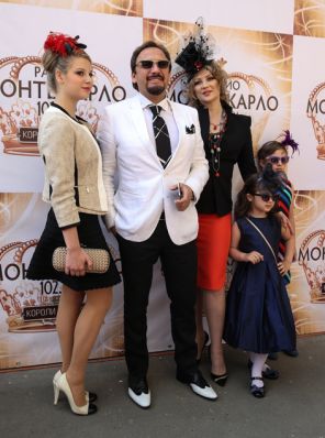 На фото: певец Стас Михайлов с супругой Инной (справа) и детьми перед началом скачек "Гран-При Радио Monte Carlo" на Центральном московском ипподроме.