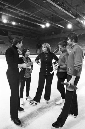  На фото: тренер Татьяна Тарасова (в центре) и фигуристы Александр Зайцев, Ирина Роднина (слева), Ирина Моисеева и Андрей Миненков, 1974 год.
