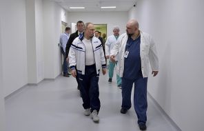 На фото: президент России Владимир Путин заслушал брифинг главного врача Городской клинической больницы № 40 Дениса Проценко во время посещения пациентов с коронавирусом 24 марта 2020