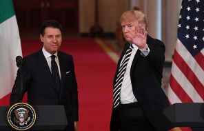 На фото: президент США Дональд Трамп (R) и премьер-министр Италии Джузеппе Конте принимают участие в совместной пресс-конференции в Белом доме в Вашингтоне