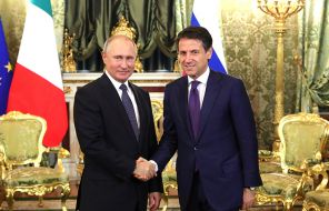 На фото: президент России Владимир Путин и премьер-министр Италии Джузеппе Конте (справа) во время встречи
