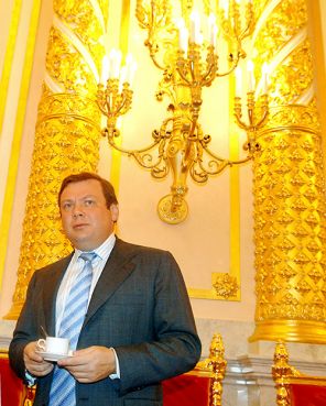 На фото: глава "Альфа-групп" Михаил Фридман перед началом заседания Общественной палаты РФ, которое состоялось в Георгиевском зале Кремля, 2006 год
