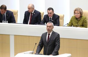 На фото: губернатор Новосибирской области Андрей Травников (на первом плане) во время пленарного заседания Совета Федерации РФ