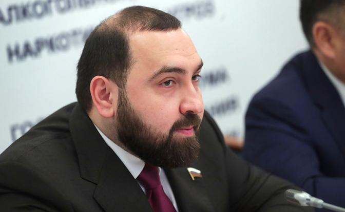 На фото: член Комитета по безопасности и противодействию коррупции Бийсултан Хамзаевв на обсуждении в ГД ужесточения ответственности за п