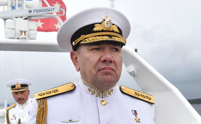 На фото: командующий Северным флотом адмирал Александр Моисеев