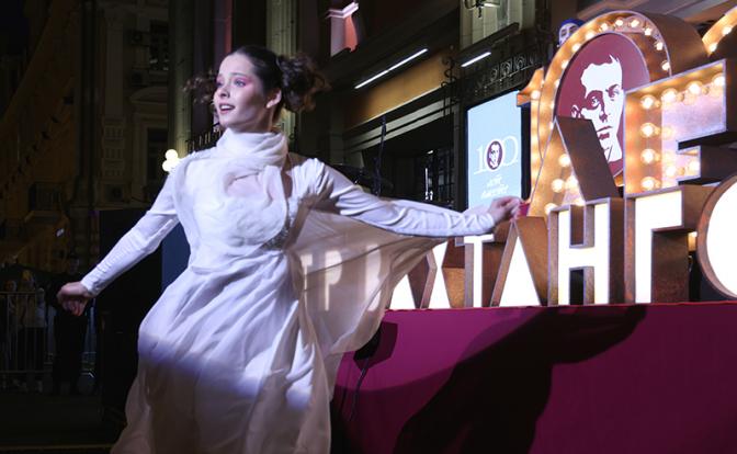 На фото: актриса Ксения Трейстер  во время уличного концерта, посвященного закрытию 101-ого сезона Государственного академического театра и