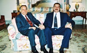 На фото: резидент Азербайджана Гейдар Алиев (на снимке слева) и его сын - заместитель председателя правящей партии "Новый Азербайджан" Ильхам Алиев (слева), 4 августа 2003 год. В этот день Ильхам Алиев утвержден парламентом Азербайджана на пост премьер-министра страны. 