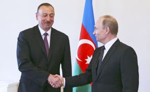 На фото: президент Азербайджана Ильхам Алиев и президент РФ Владимир Путин (слева направо) во время встречи.
