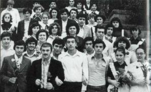 На фото: последний звонок в бакинской школе №6. Ильхам Алиев в центре в первом ряду.